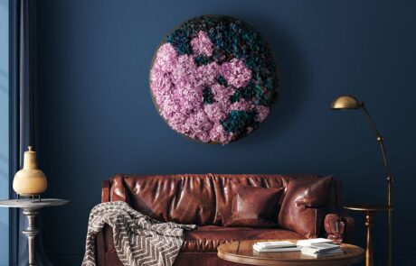 Rundes Bild aus lila und blauen Hortensien in einer Stube mit einer blaunen Wand