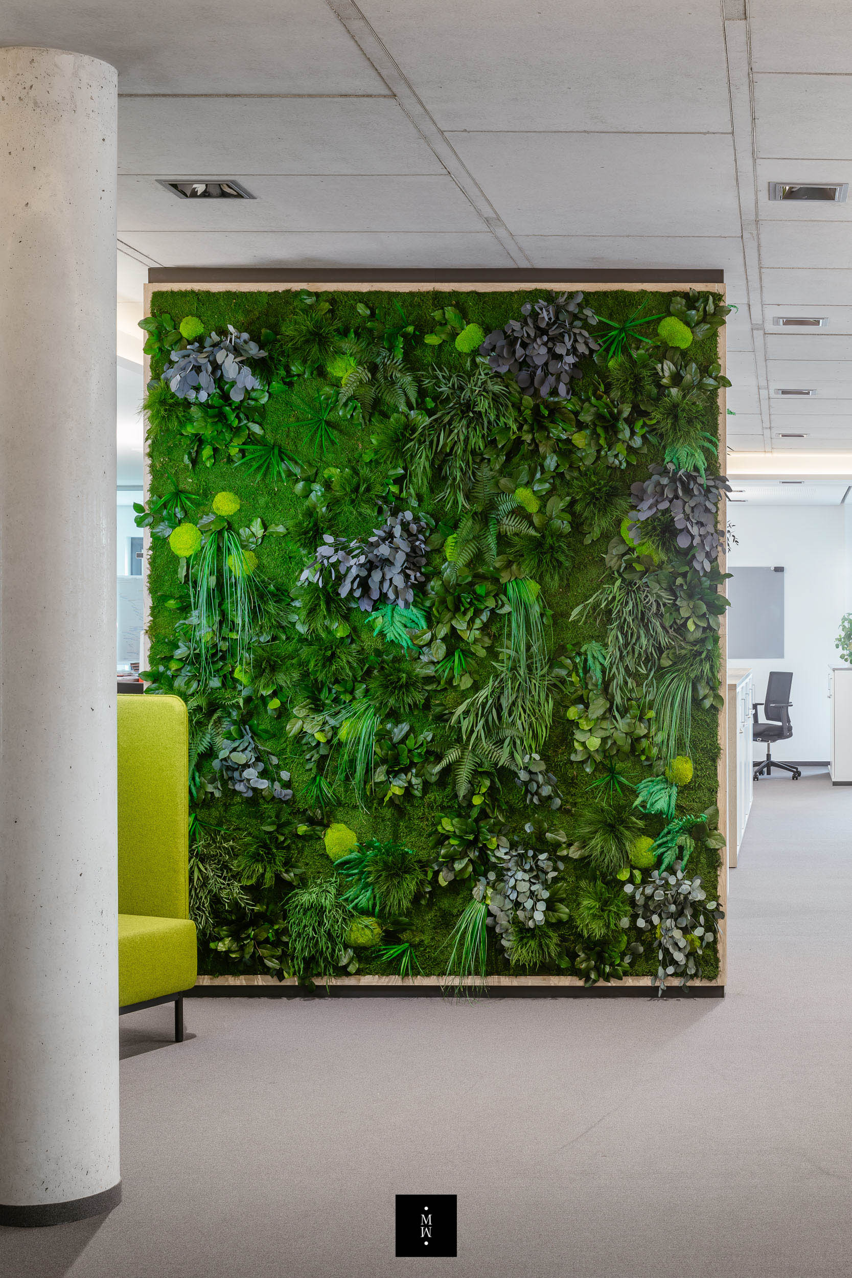 Großer Raumteiler aus Moos und Pflanzen in einem Büro