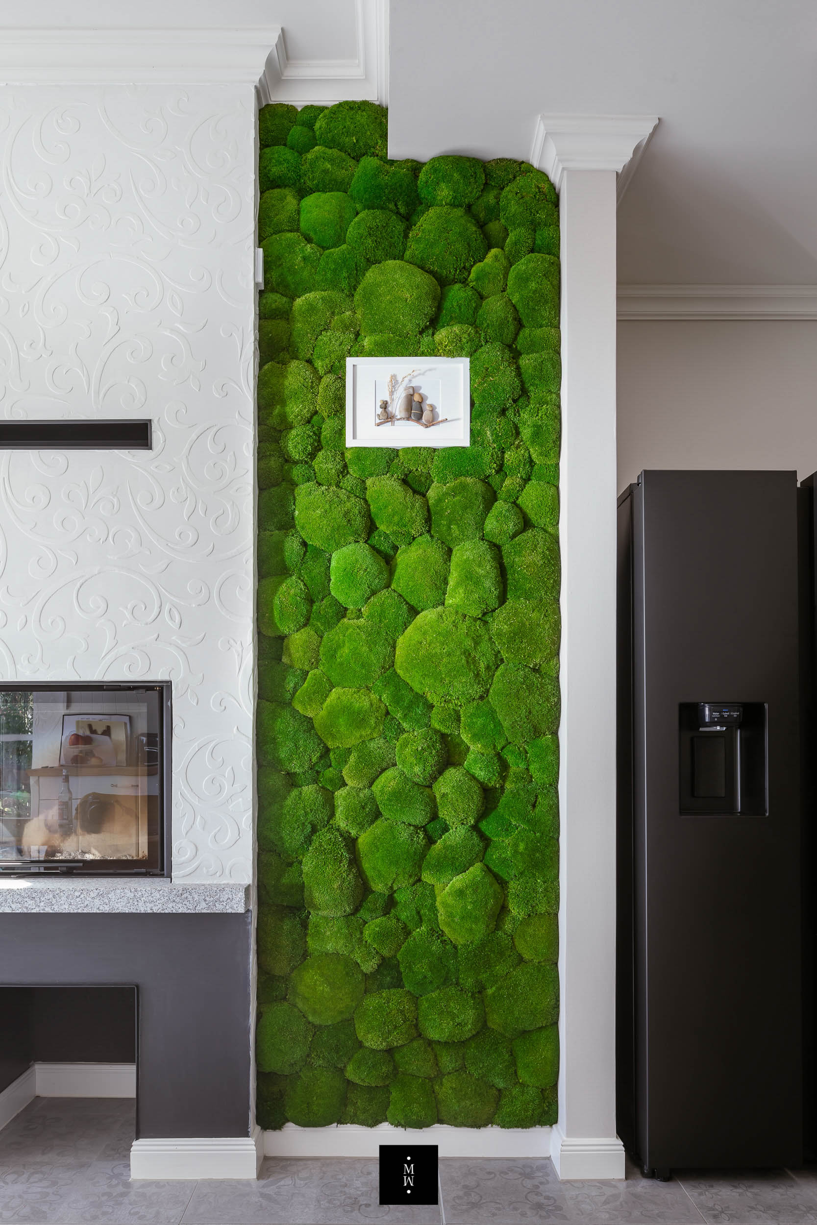 Mooswand aus wiesengrünem Ballenmoos in einem modernen Haus