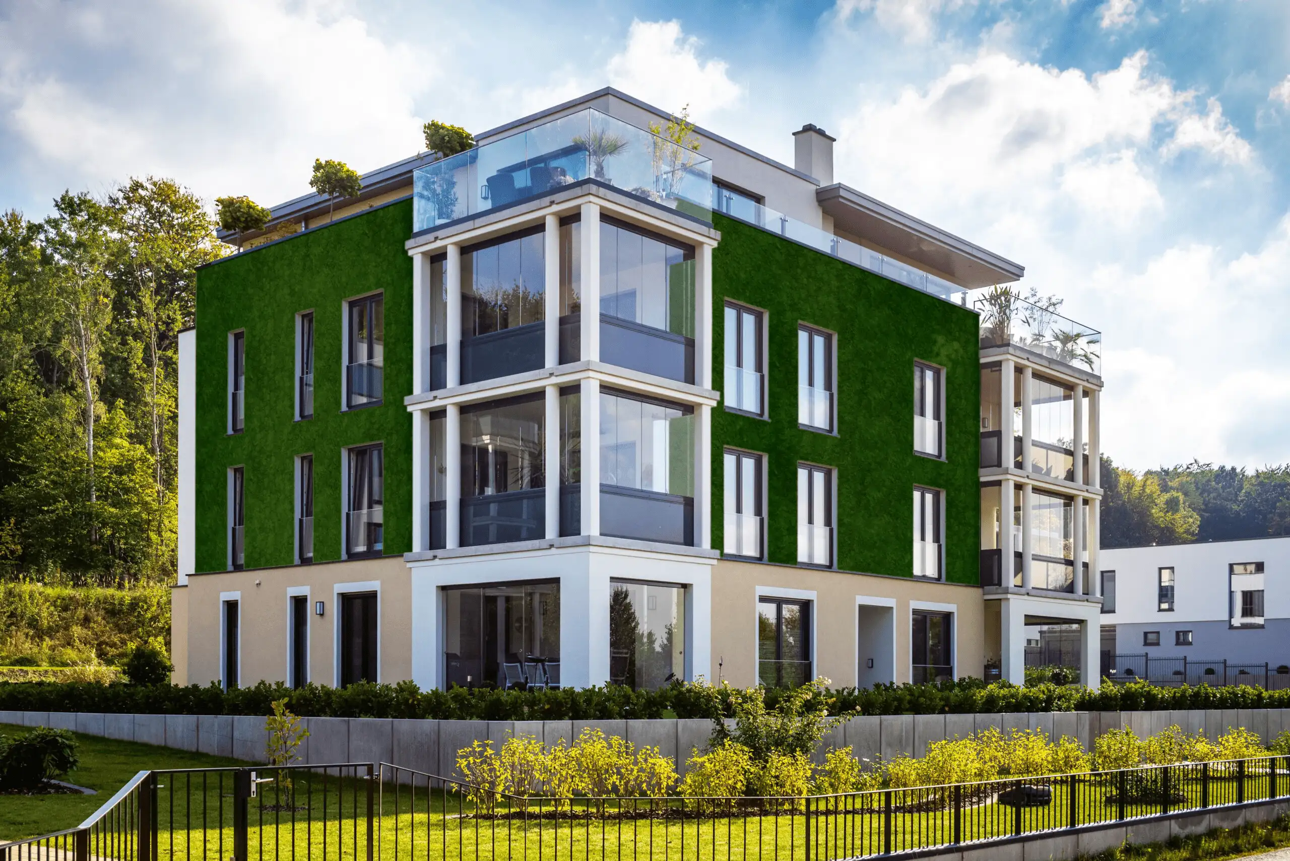 Privathaus mit grüner Moosfassade